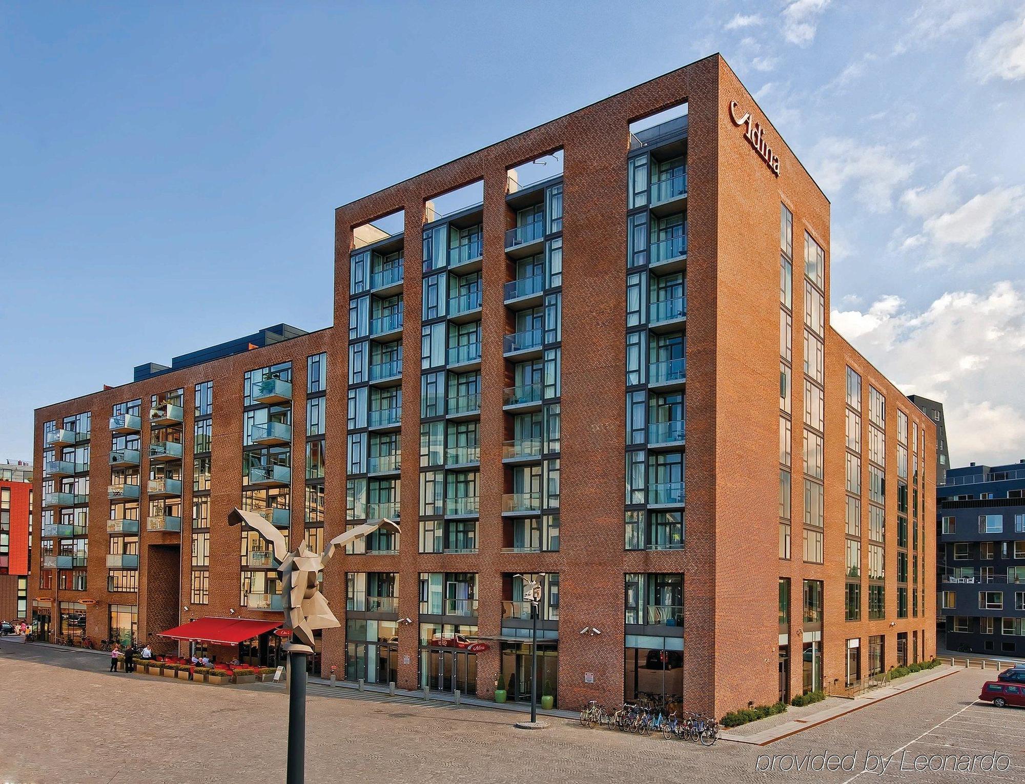 Adina Apartment Hotel Copenhagen ligger 20 minutters gange fra Christiania, og 1 km fra Den lille havfrue. 