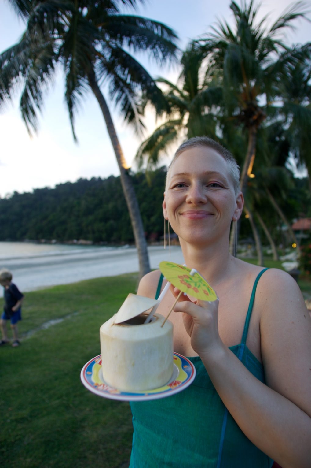 Fersk kokosnøtt på Pangkor Island var en hit. Og ja, kort hår er praktisk når du skal være på tur i en måned og mer!