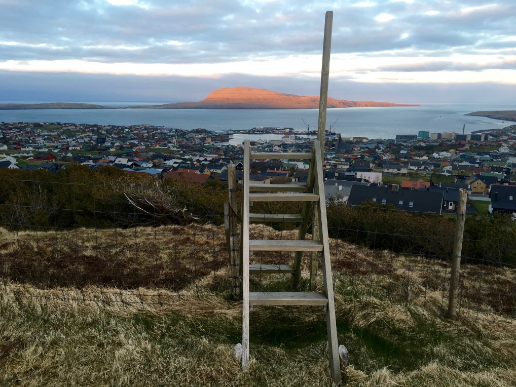 Utsikt fra hotellet til havet på Færøyene.