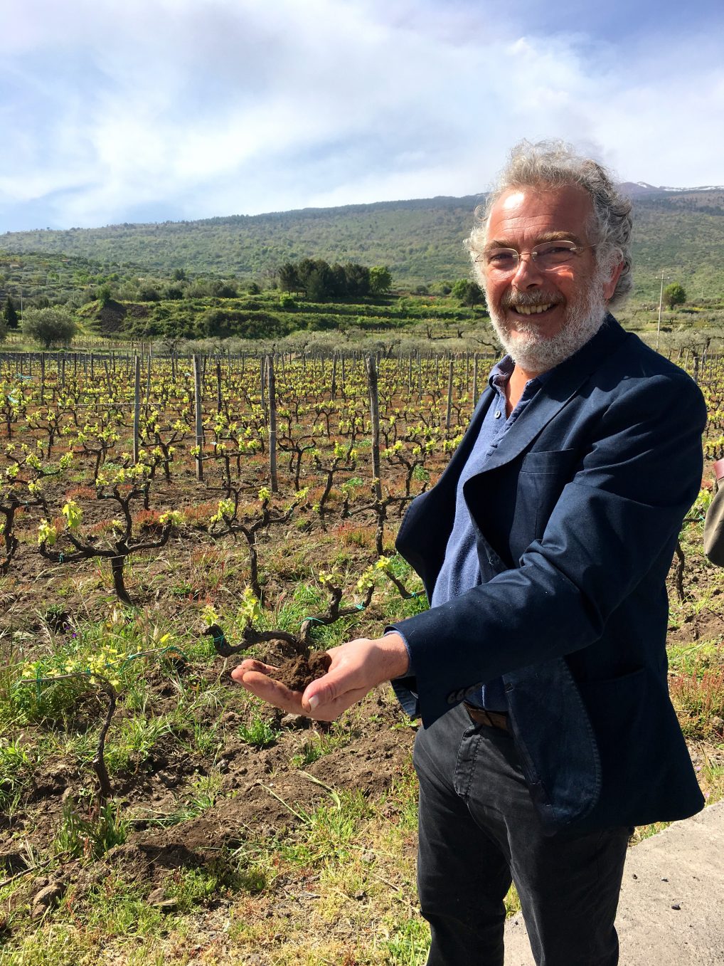 Giuseppe Tasca viser stolt frem jorden som gjør at viner fra Etna regnes som noen av Sicilias beste. 