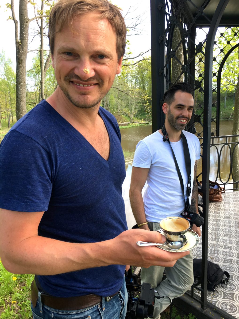 Caspar Dietrick og David Guersan fra Storytravelers lager film fra Latvia. Da må det mange kopper kaffe til! 