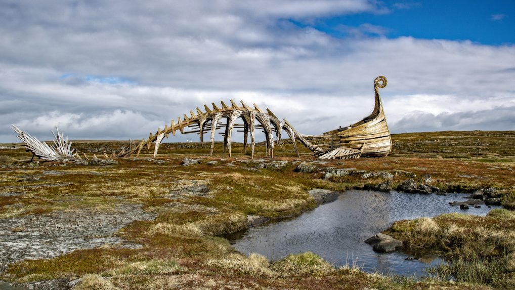 Drakkar-Leviathan er laget av den russiske kunstgruppen Taibola, og våkter majestetisk over Bussesundet.