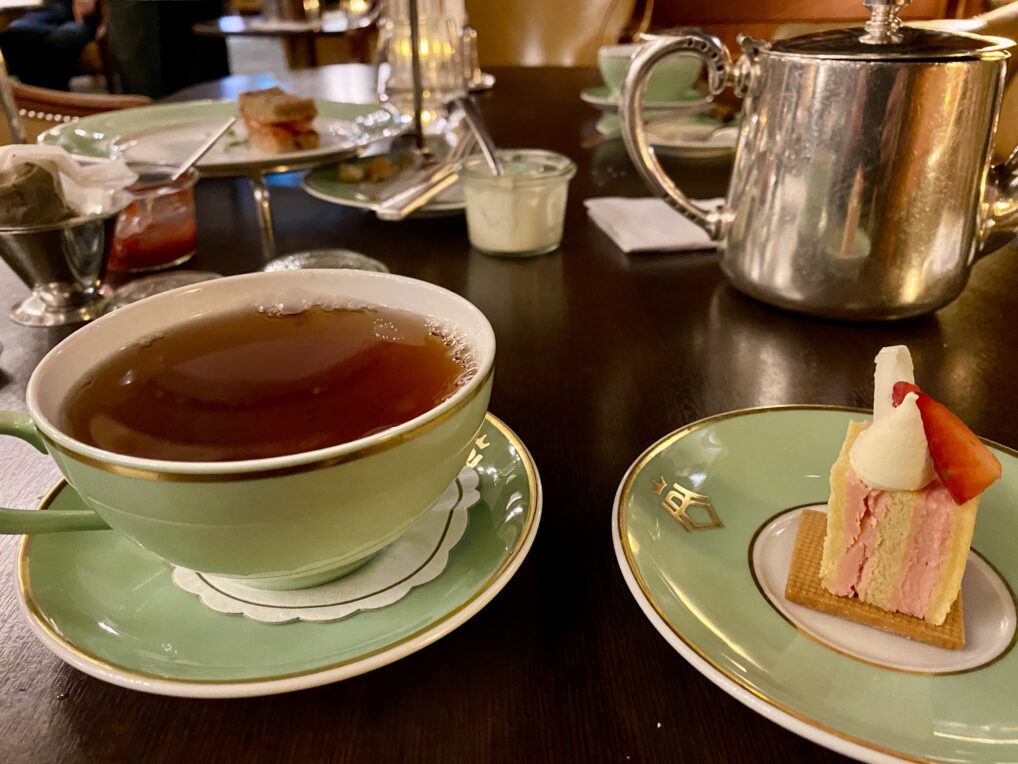 Hotel Bristol afternoon tea kaker og tekopp